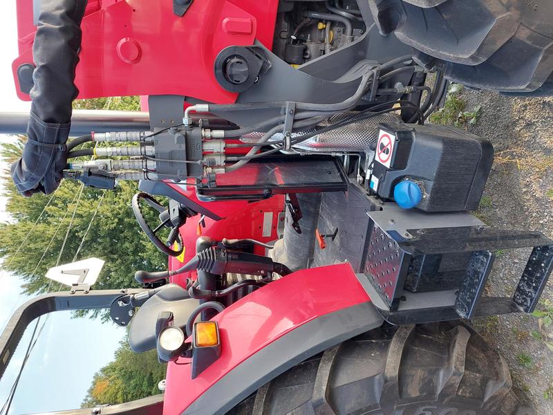 Tractors  MF4710 Photo